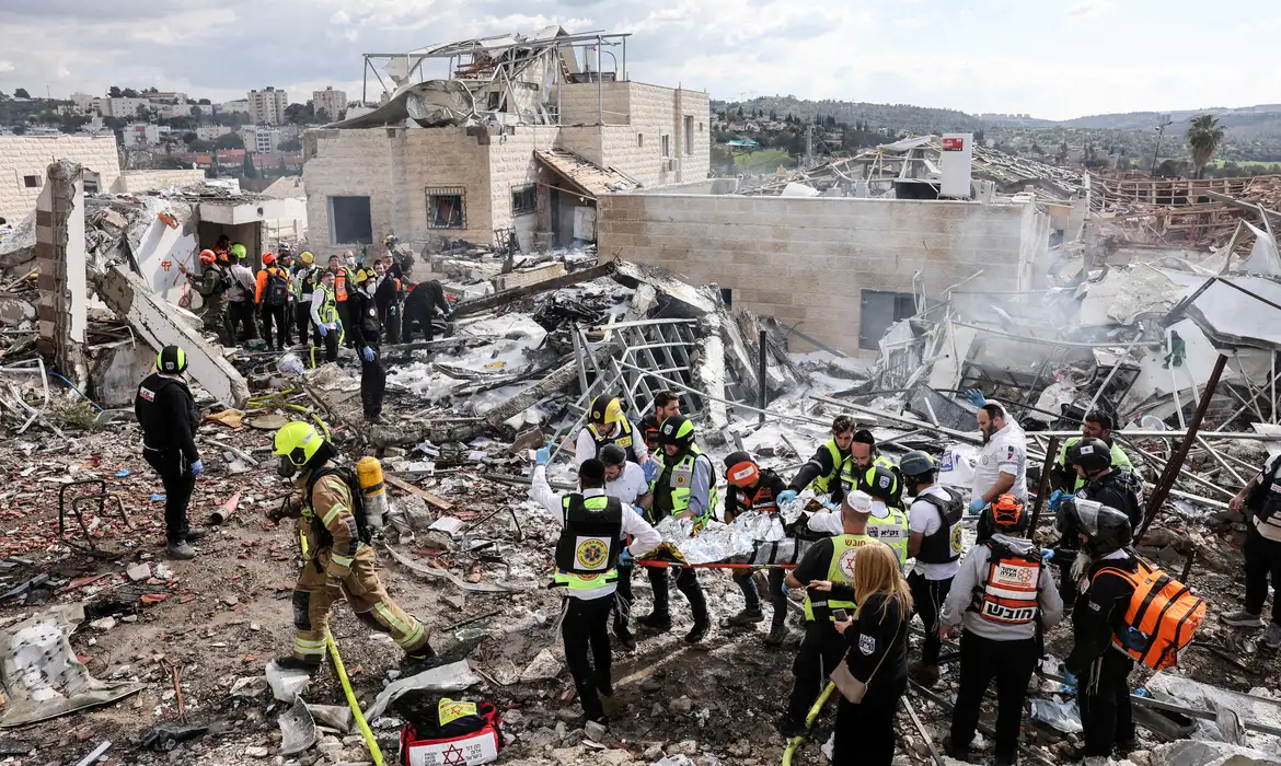 Guerra no Oriente Médio tem mais bombardeios e mortes neste domingo