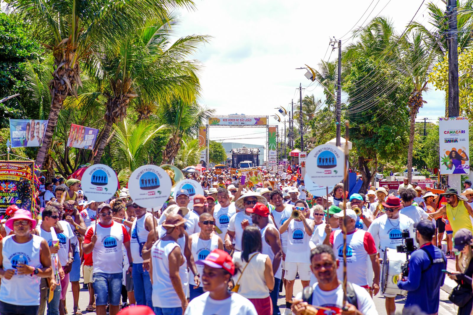 Em ritmo de alegria, milhares de pessoas celebram São Francisco de Assis em Arembepe