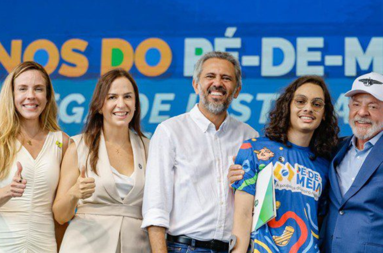 Pé-de-Meia contribui para queda de 43% no abandono escolar: ‘Oportunidade de continuar sonhando’, exalta Lula