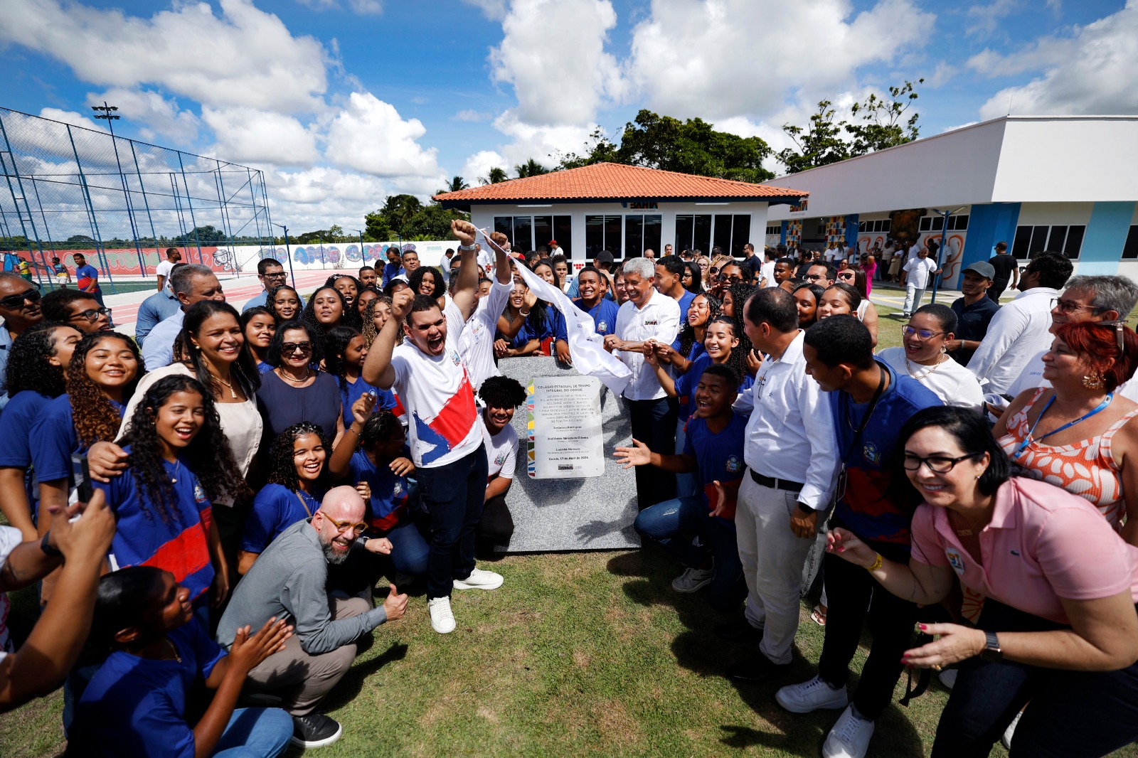 Governo entrega escola modernizada e anuncia pacote de obras em mobilidade e saúde para Conde