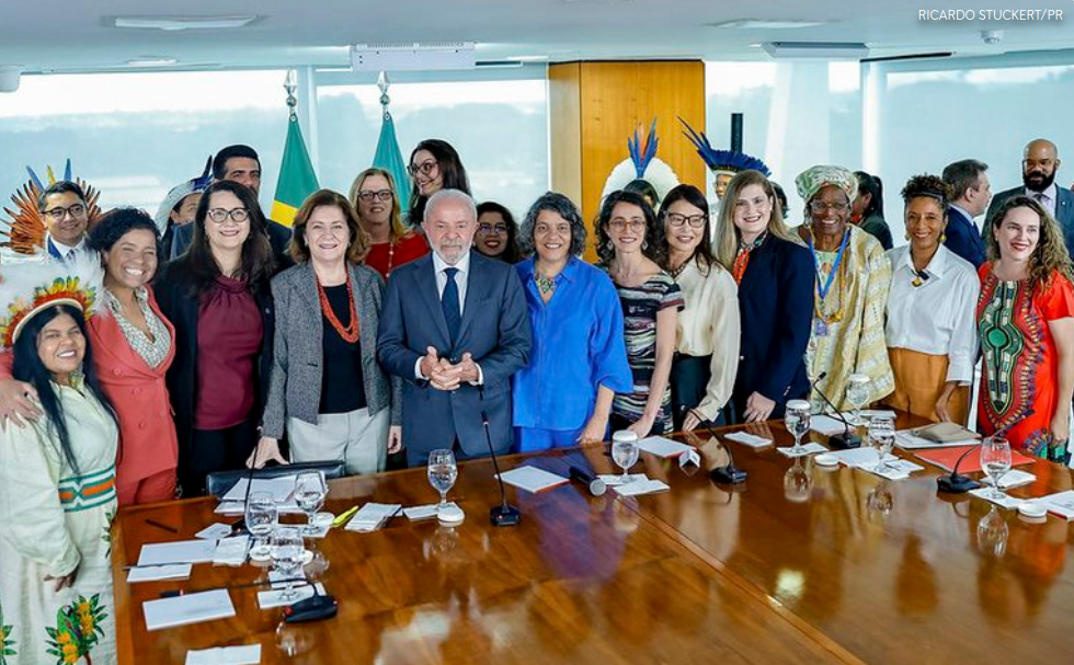 Tornozeleira para agressores e proteção a dependentes: Lula sanciona novas medidas em defesa das mulheres