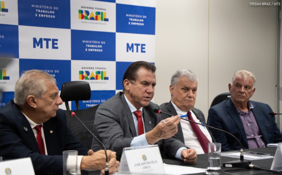 Governo discute linha de crédito para taxistas trocarem de carros, diz Luiz Marinho