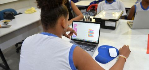 Brasil supera 100 mil escolas públicas com internet gratuita