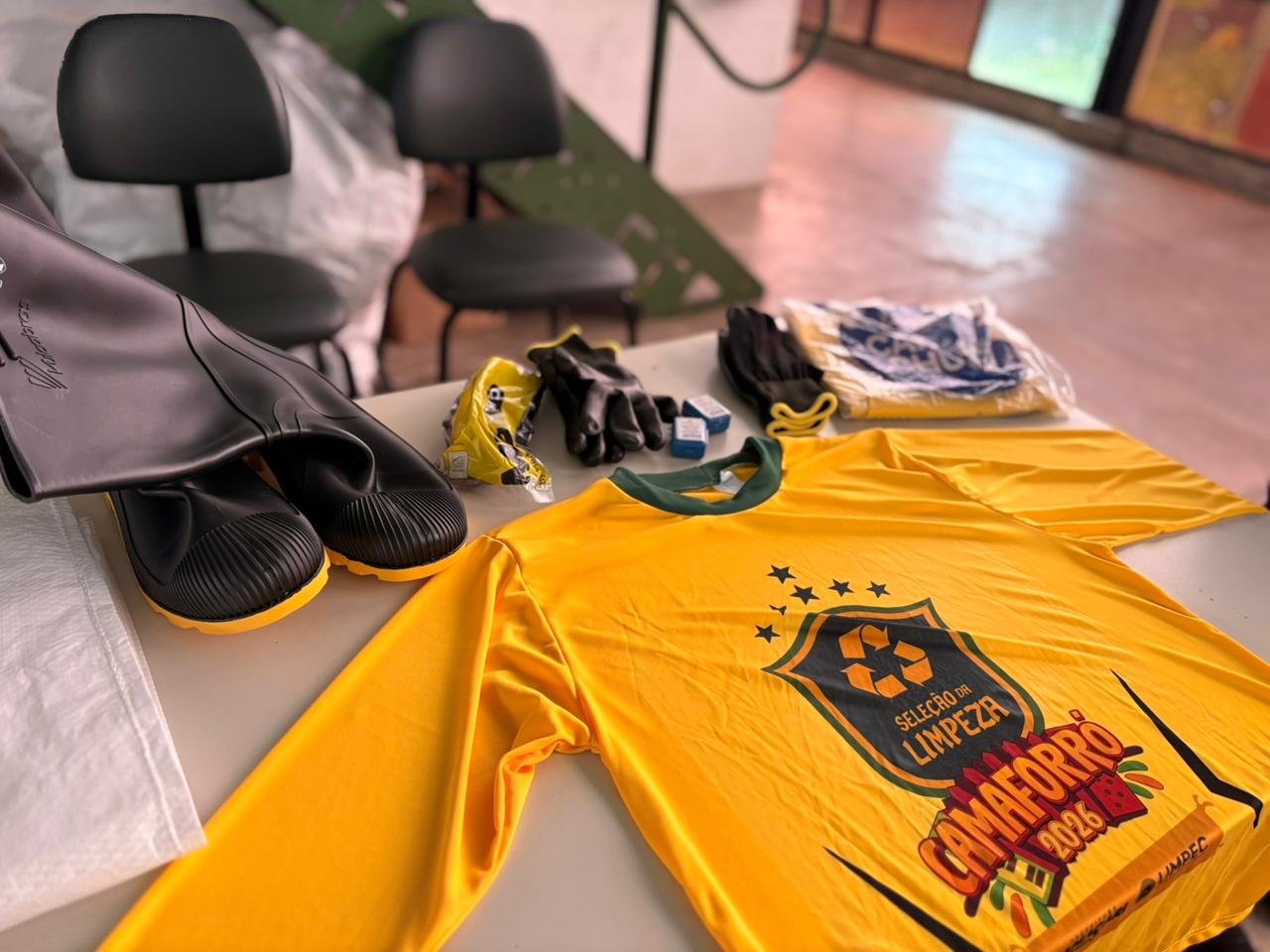 Em clima de Copa, Limpec entrega kit para os catadores cadastrados no Camaforró 2026