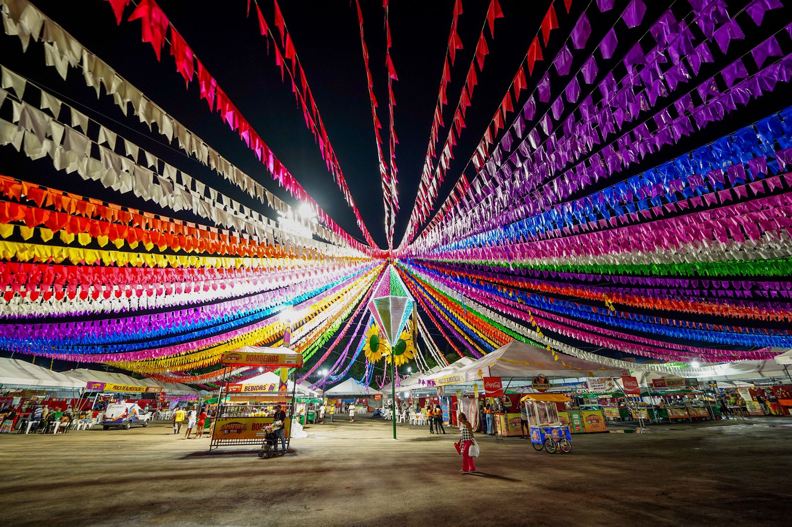 Com luzes e cores, espaços instagramáveis conquistam público no Camaforró 2026