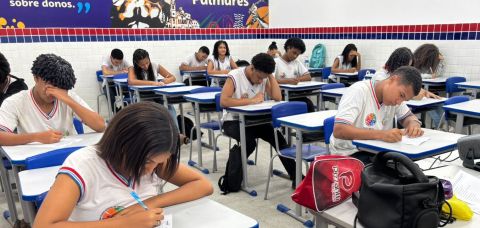 Taxa de reprovação no ensino médio cai 62% em três anos, mostra Censo Escolar
