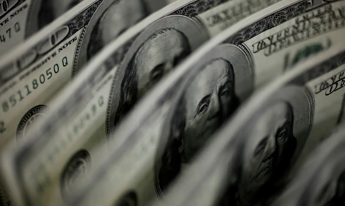 O Dólar sobe para R$ 5,11, e bolsa fica estável, apesar de tensão global