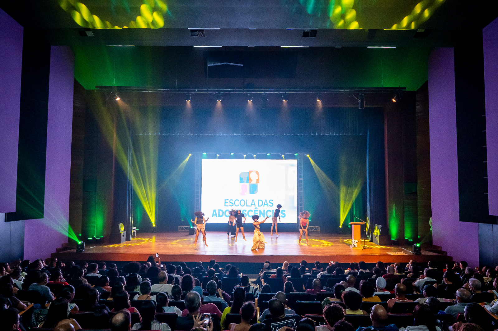 Programa Escola das Adolescências fortalece formação de professores da rede municipal de Camaçari
