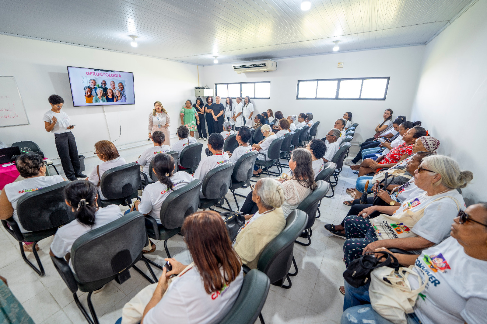 Alunas do Qualifica Mulher apresentam projeto de conclusão de curso no Conviver