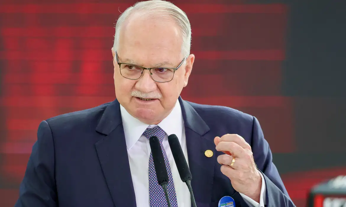 Fachin repudia fala de Milei contra Moraes e reafirma autonomia do STF