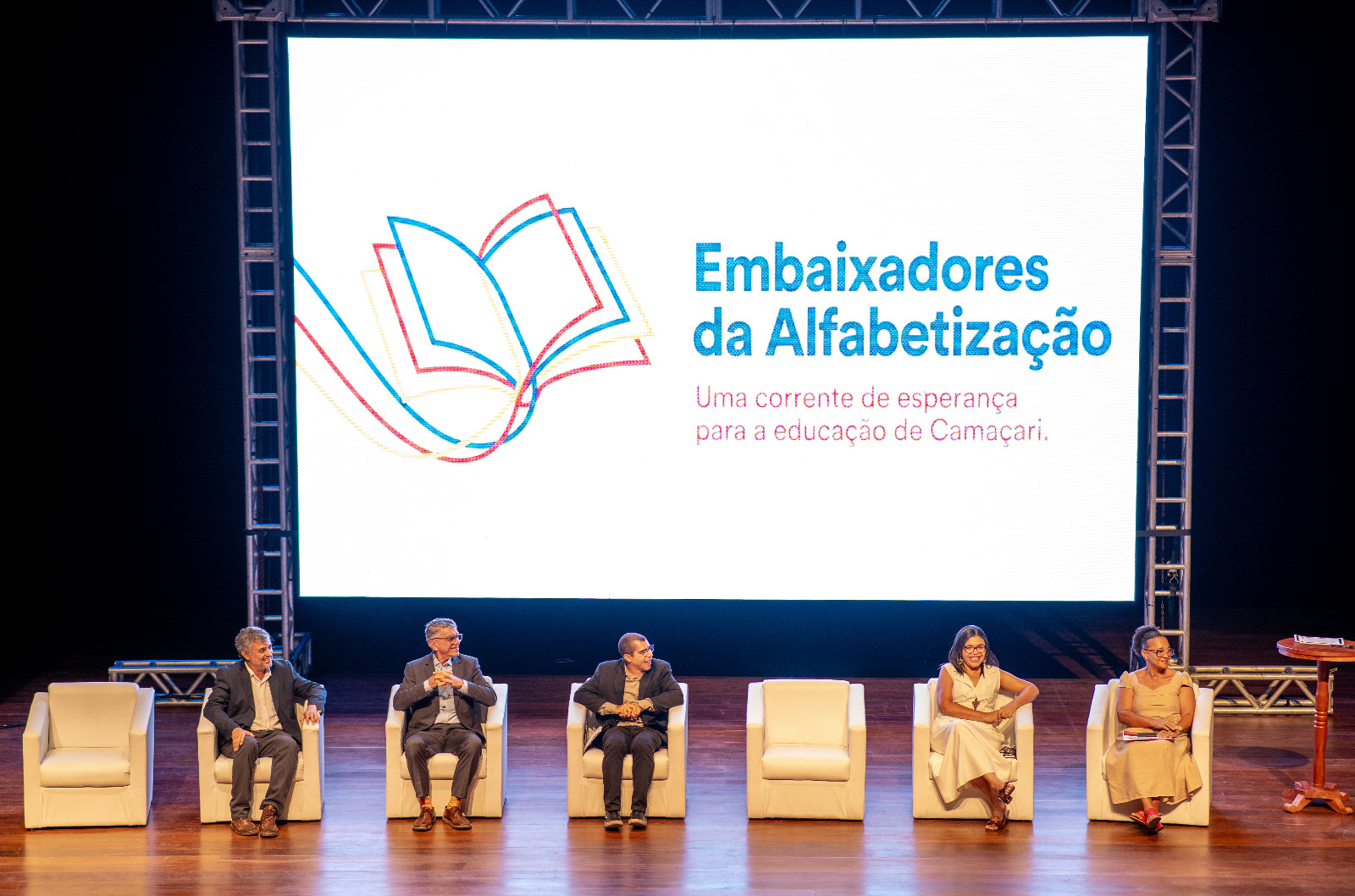 Camaçari empossa 300 Embaixadores da Alfabetização e fortalece parceria entre escola e família