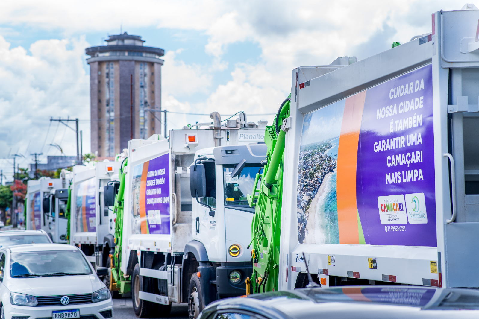 Camaçari reforça frota da coleta de lixo com aquisição de seis novos caminhões compactadores