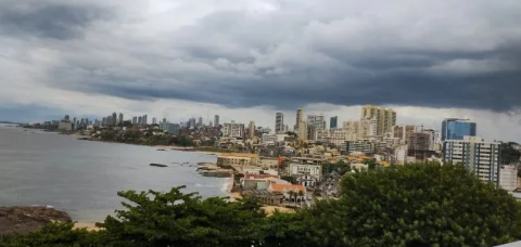 Inema emite alerta de chuvas e ventos intensos em áreas do litoral da Bahia