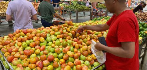 Gastos com alimentação comprometem orçamento de 59% dos brasileiros, aponta pesquisa